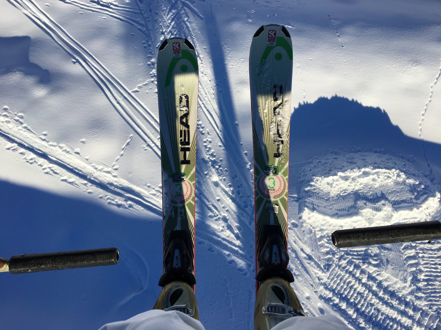 skis